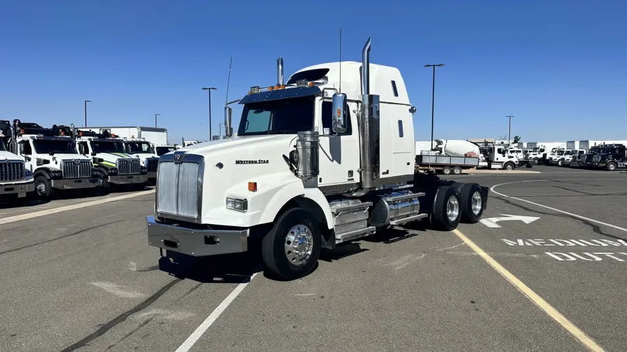 2020 Western Star 4900SA | Photo 1 of 21