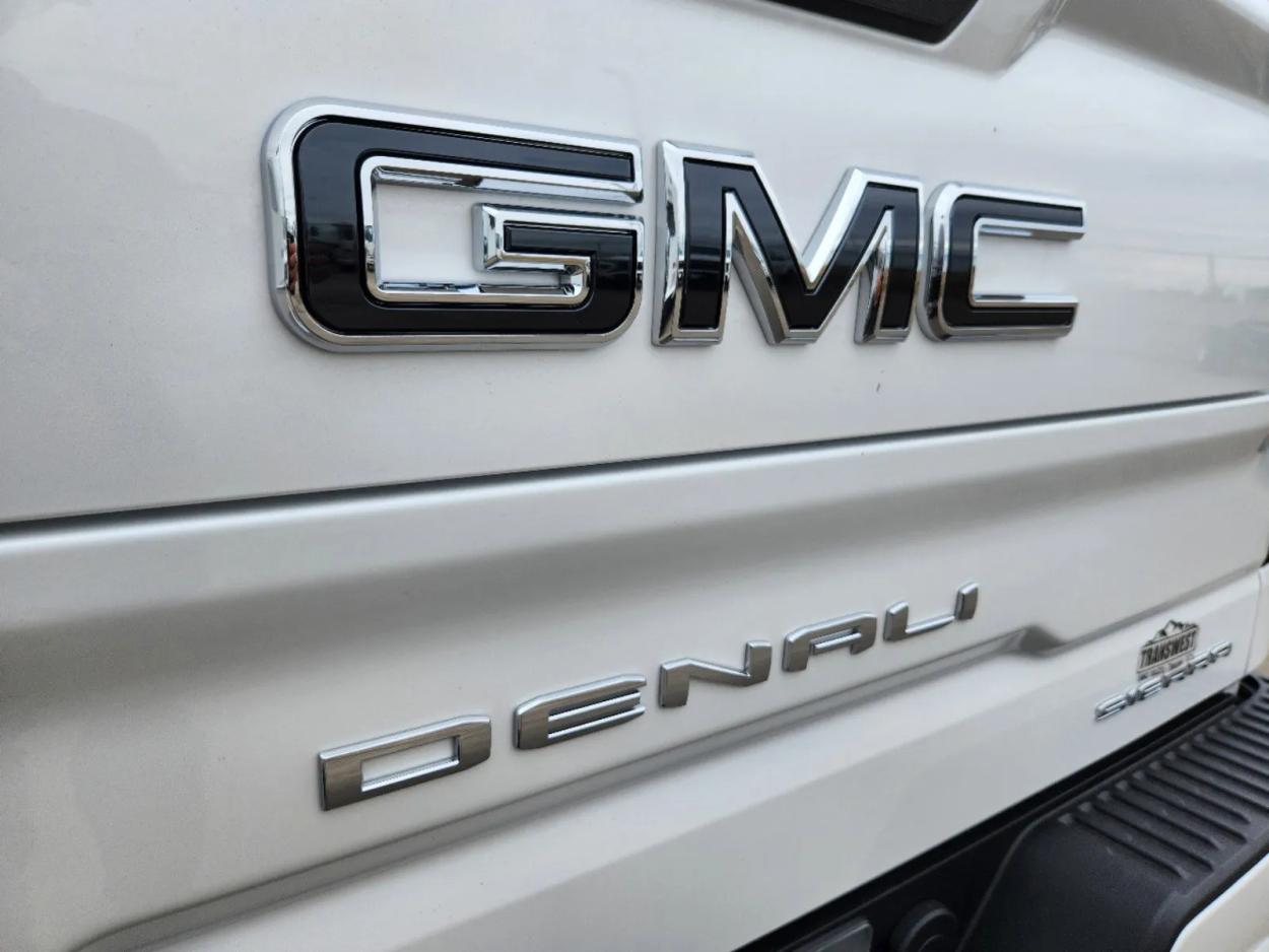 2024 GMC Sierra 1500 Denali Ultimate | Photo 11 of 26