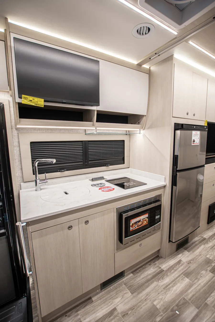 2025 Tiffin Wayfarer 25 XRW | Photo 16 of 21