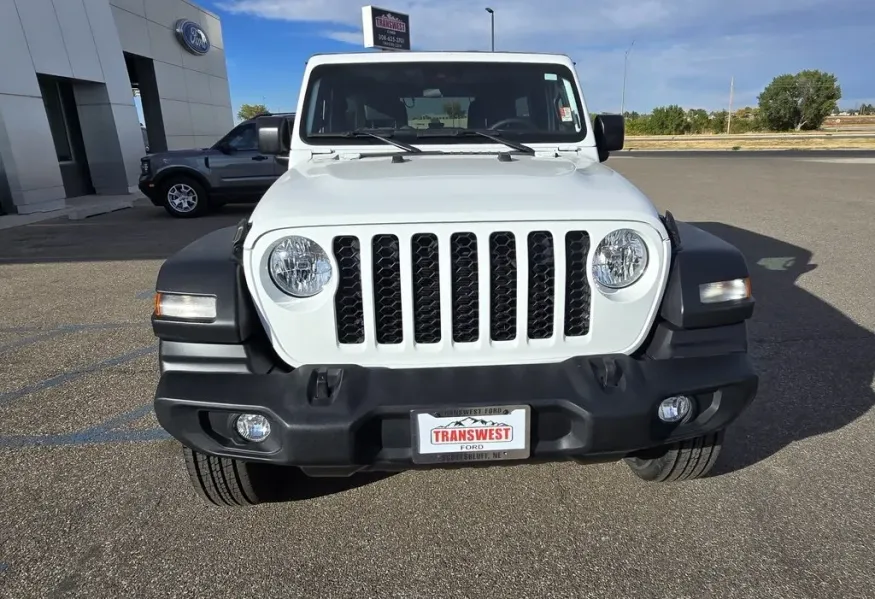 2024 Jeep Wrangler | Photo 2 of 30