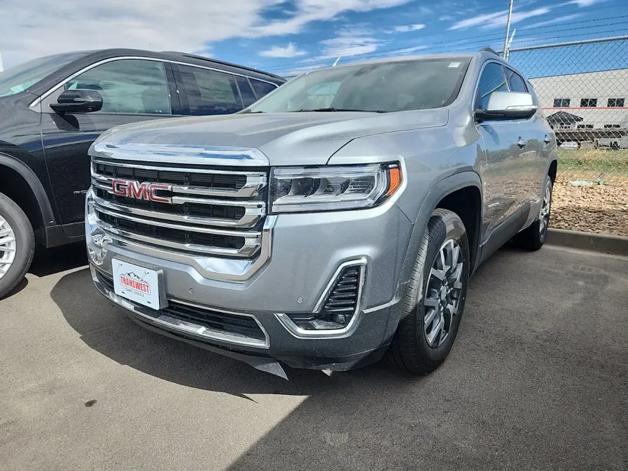 2023 GMC Acadia SLT | Photo 2 of 3