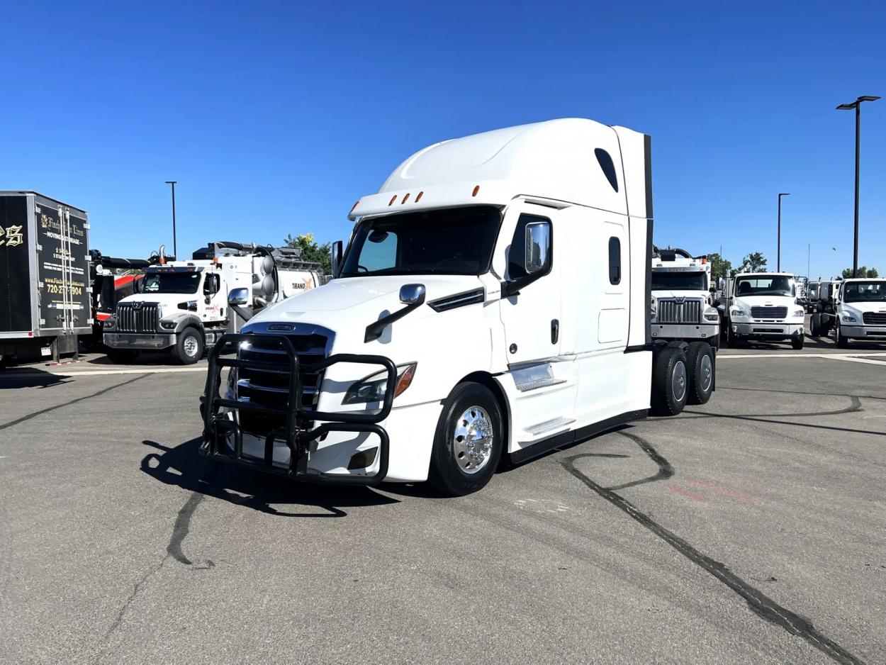 2020 Freightliner Cascadia 126 | Photo 1 of 18