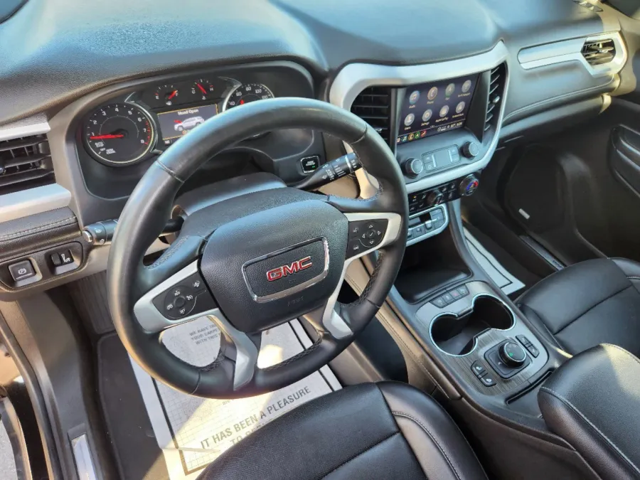 2023 GMC Acadia SLT | Photo 7 of 33