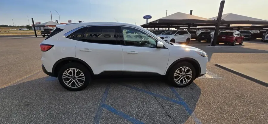 2022 Ford Escape | Photo 4 of 30