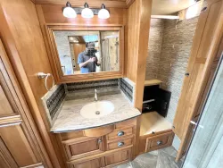 2016 Newmar Dutch Star 4018 | Thumbnail Photo 20 of 32