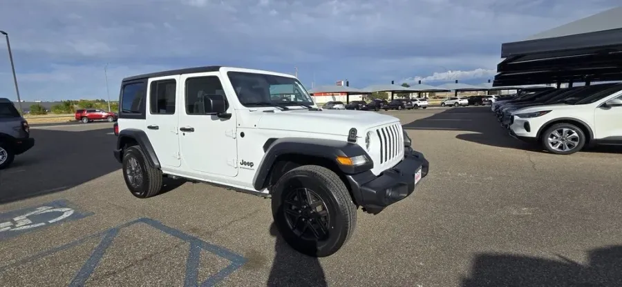 2024 Jeep Wrangler | Photo 3 of 30