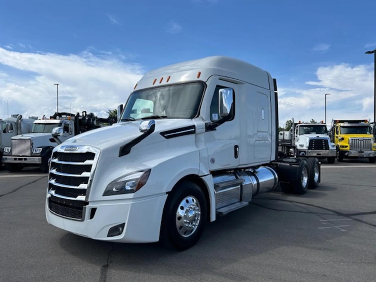 2021 Freightliner Cascadia 126 | Photo 1 of 21