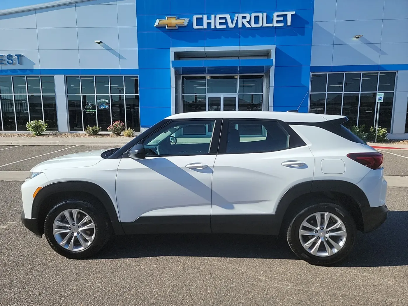 2023 Chevrolet Trailblazer LS | Photo 2 of 17