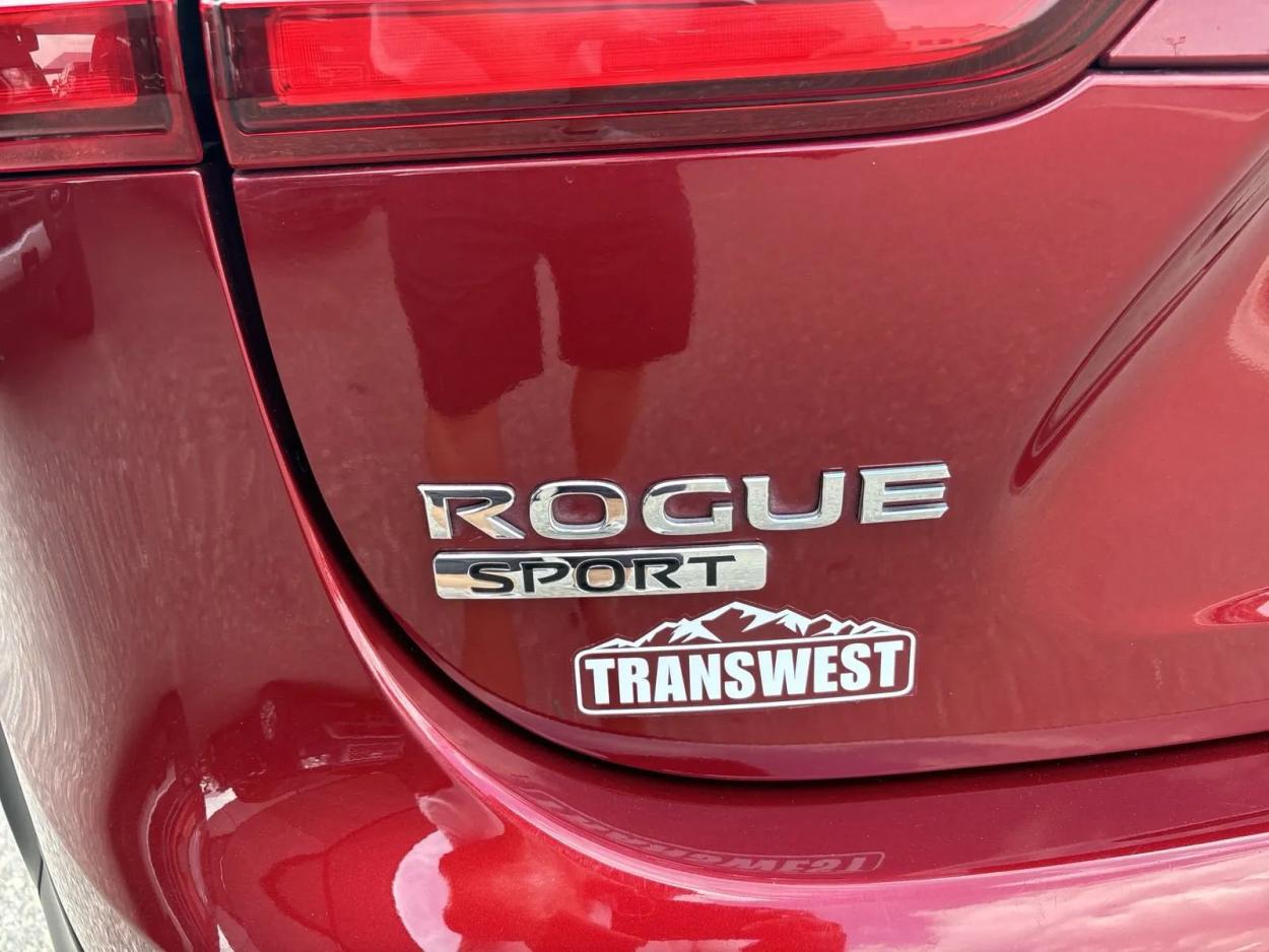 2021 Nissan Rogue Sport S | Photo 8 of 21