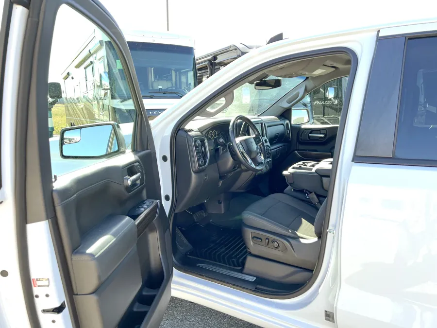 2019 Chevrolet Silverado 1500 | Photo 3 of 20