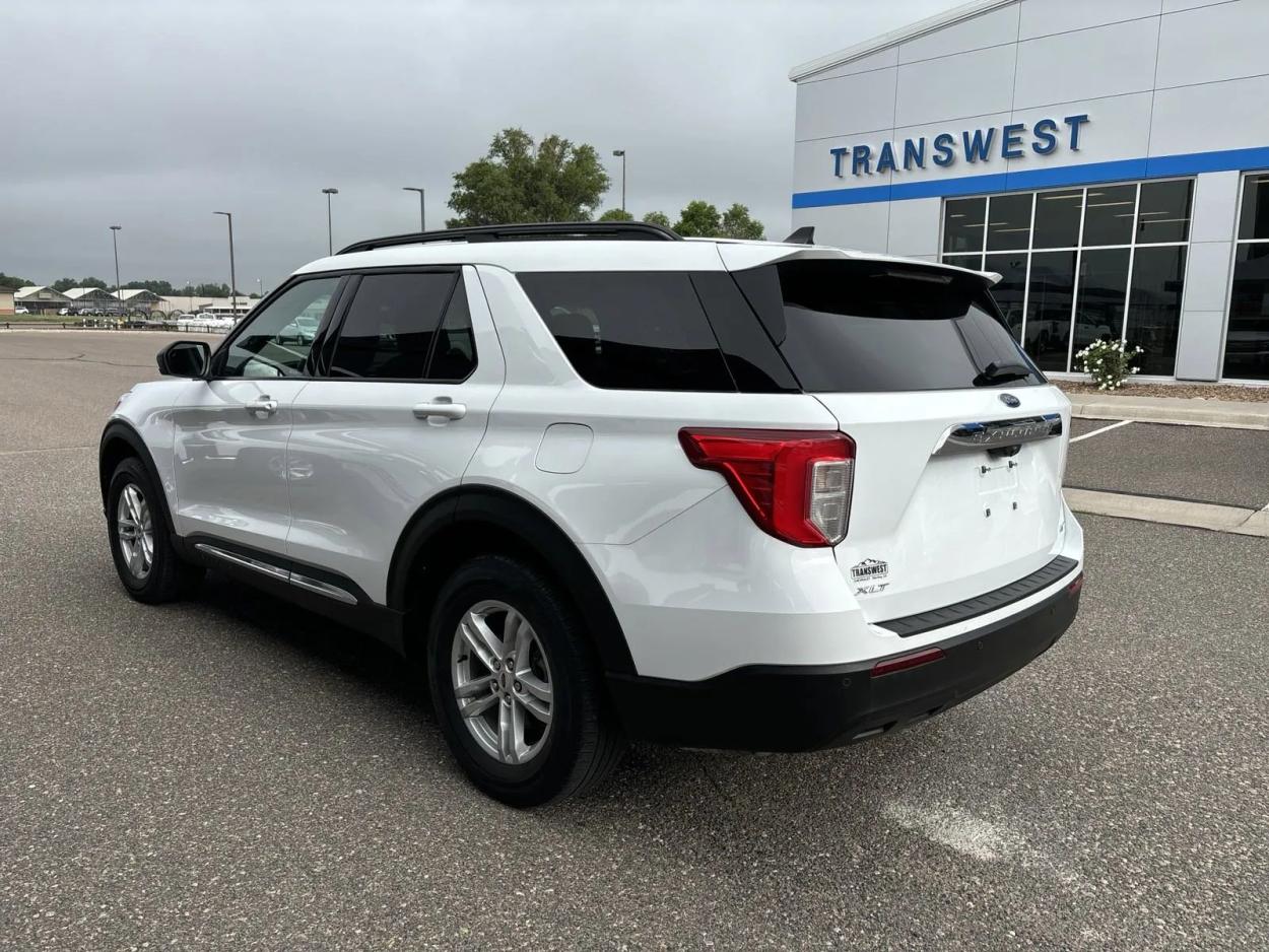 2021 Ford Explorer XLT | Photo 2 of 25