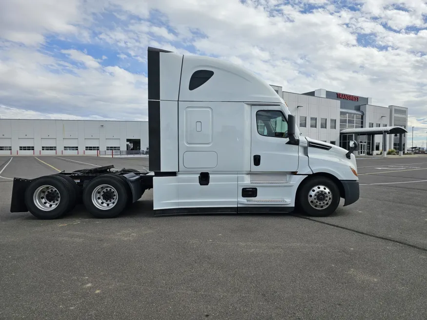 2024 Freightliner Cascadia 126 | Photo 5 of 22