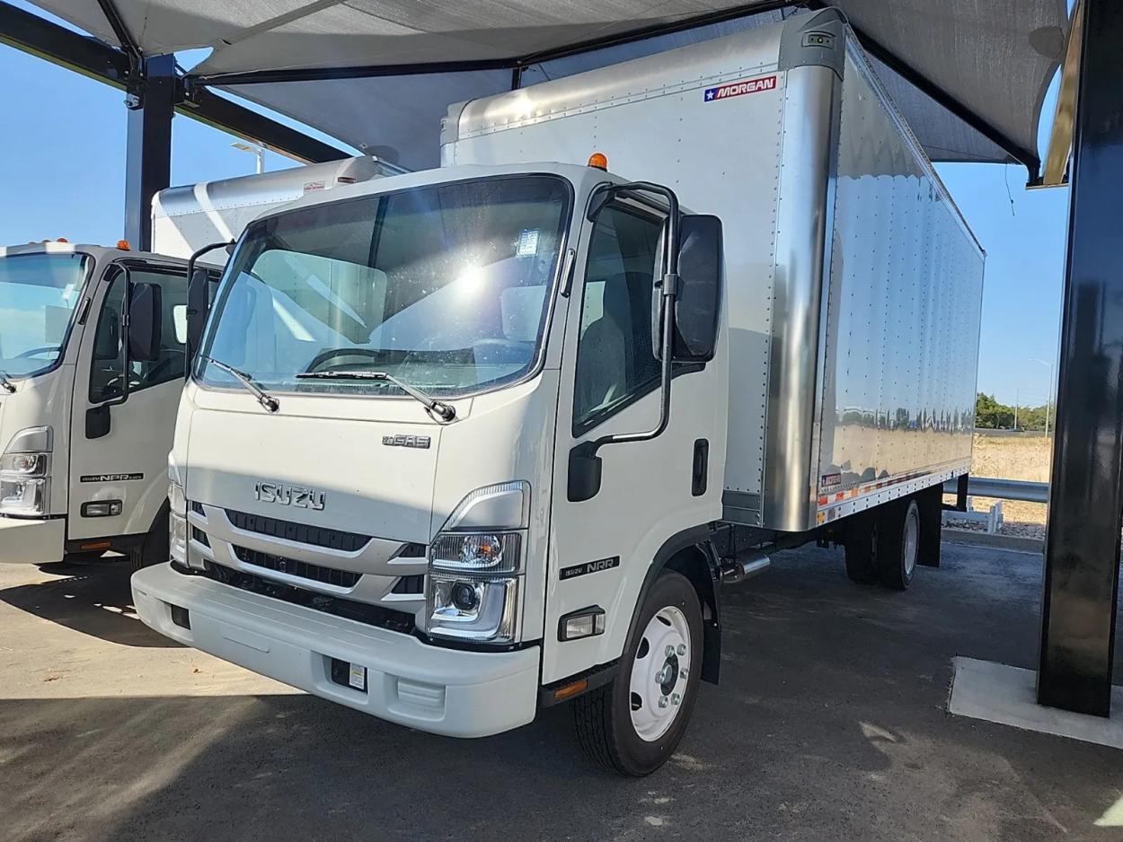 2025 Isuzu NRR-GAS 20&#039; BOX VAN | Photo 2 of 8