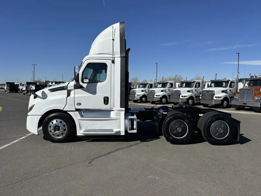 2020 Freightliner Cascadia 126 | Photo 8 of 16