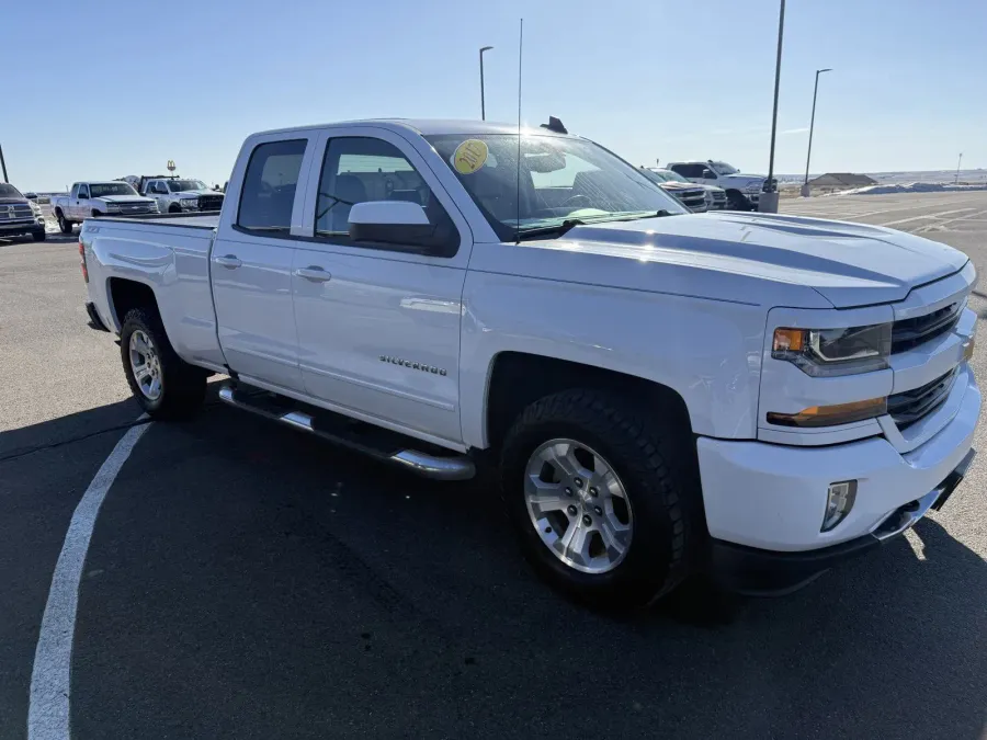 2017 Chevrolet Silverado 1500 LT | Photo 7 of 15