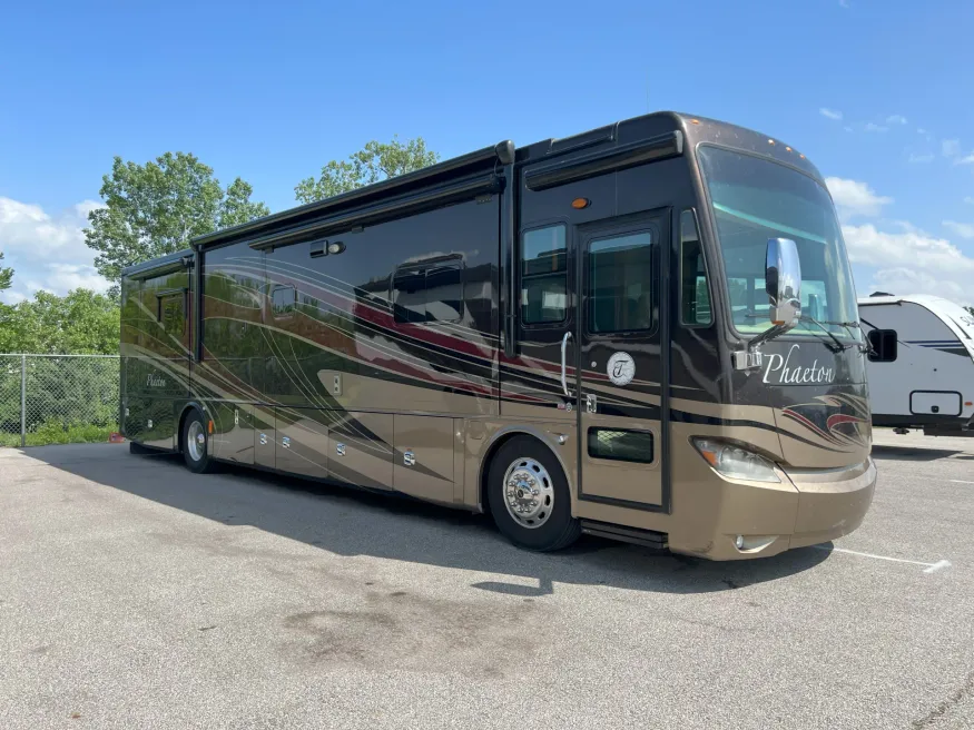 2014 Tiffin Phaeton 40 QTH | Photo 4 of 9