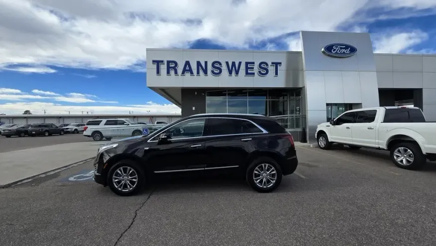 2023 Cadillac XT5 | Photo 1 of 31