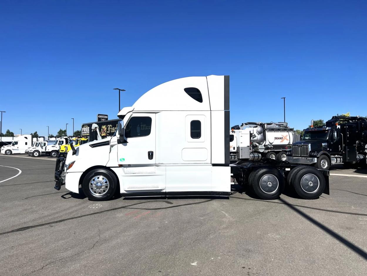 2020 Freightliner Cascadia 126 | Photo 8 of 18