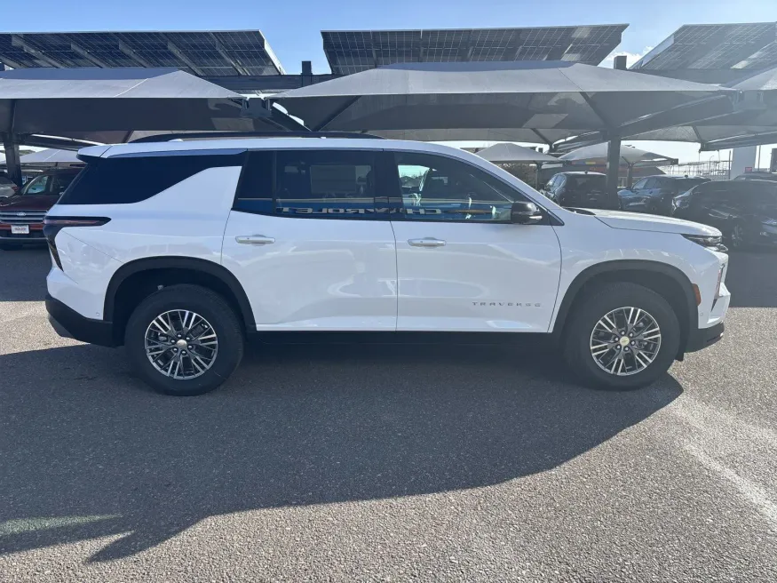 2025 Chevrolet Traverse FWD LT | Photo 5 of 20