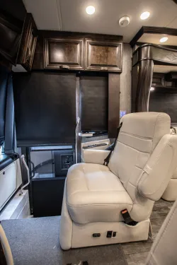 2018 Newmar London Aire 4533 | Thumbnail Photo 10 of 17