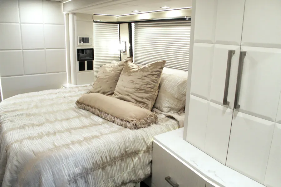 2025 Emerald Prevost H3-45 | Photo 19 of 34