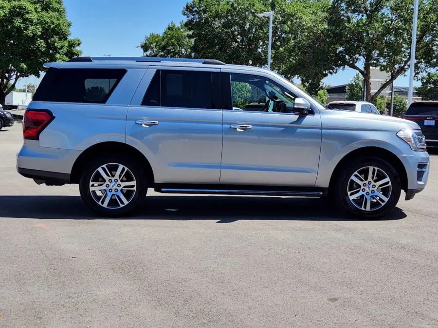 2022 Ford Expedition Limited | Photo 1 of 32