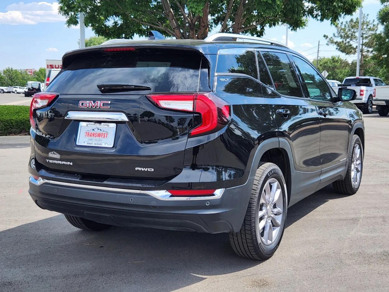 2022 GMC Terrain SLT | Photo 2 of 26