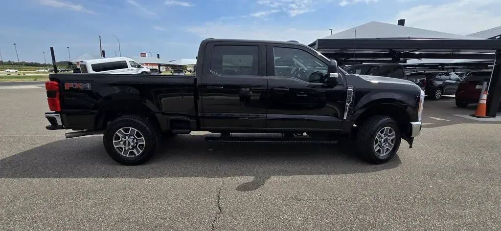 2023 Ford F-250 | Photo 4 of 31