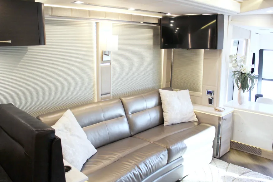 2023 Emerald Prevost H3-45 | Photo 20 of 34