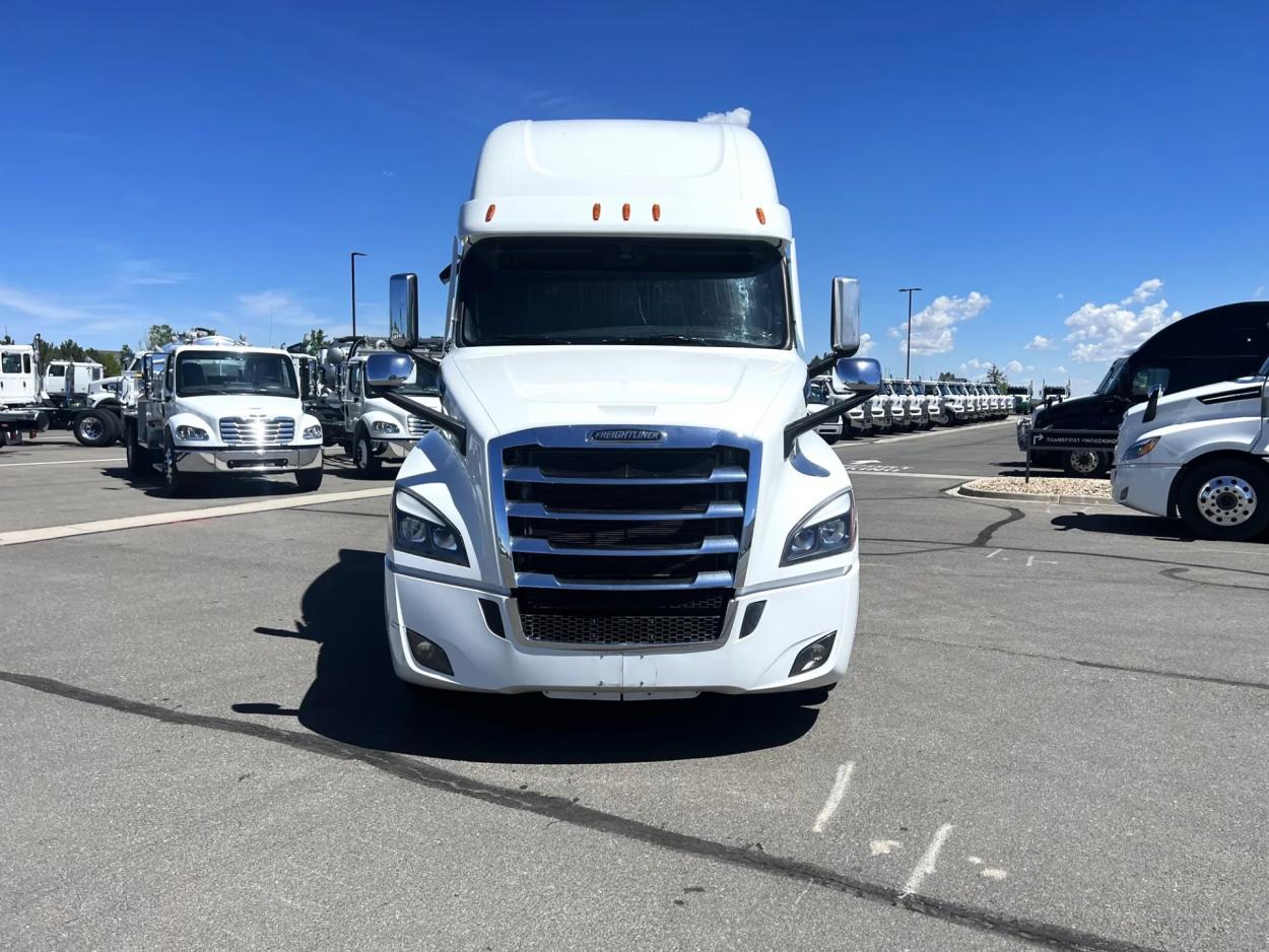 2023 Freightliner Cascadia 126 | Photo 2 of 18