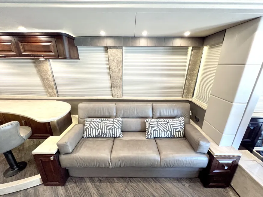 2017 Emerald Prevost X3 | Photo 7 of 37