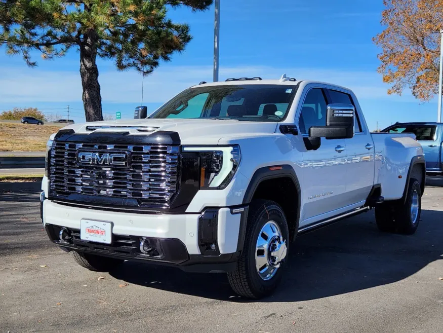 2025 GMC Sierra 3500HD Denali Ultimate | Photo 3 of 31