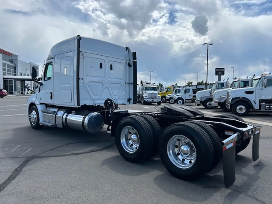 2021 Freightliner Cascadia 126 | Photo 4 of 21