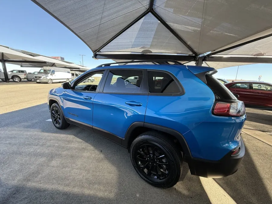 2023 Jeep Cherokee Altitude Lux | Photo 2 of 16