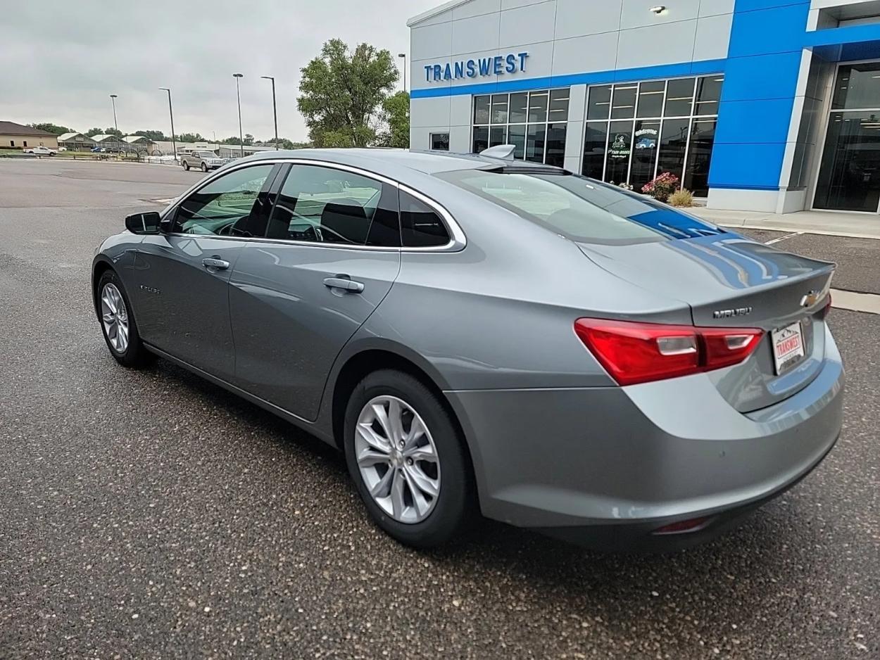 2024 Chevrolet Malibu LT | Photo 2 of 16