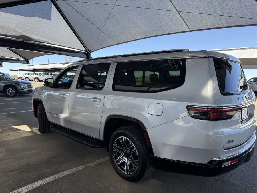 2024 Jeep Wagoneer L Series II | Photo 2 of 19