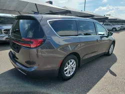 2023 Chrysler Pacifica Touring L | Thumbnail Photo 6 of 18