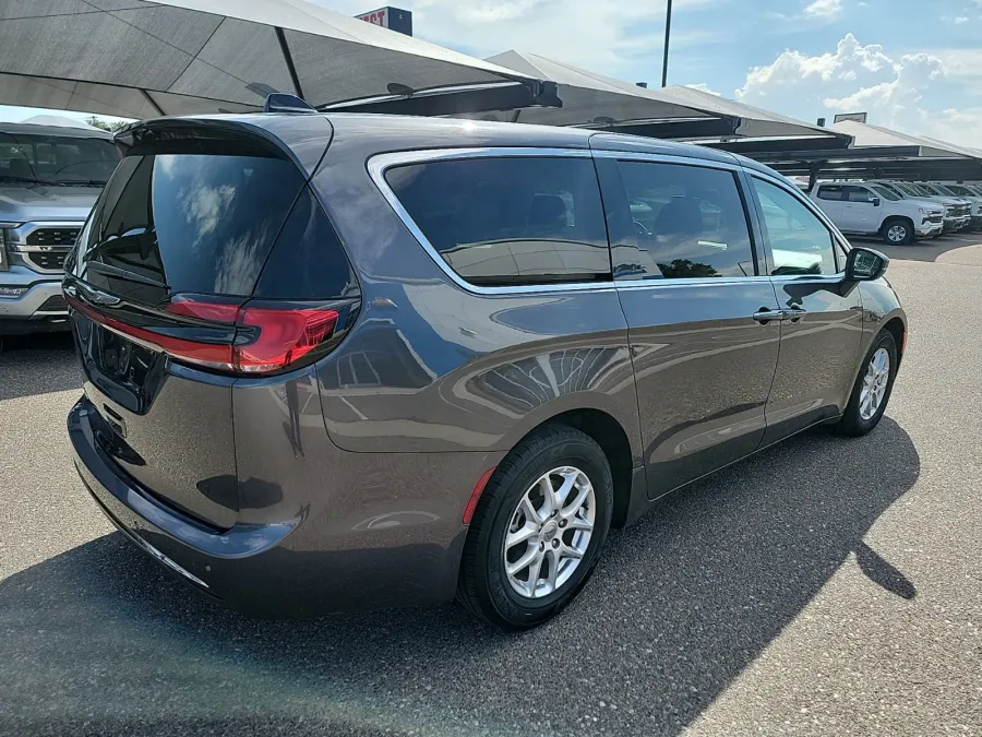 2023 Chrysler Pacifica Touring L | Photo 6 of 18