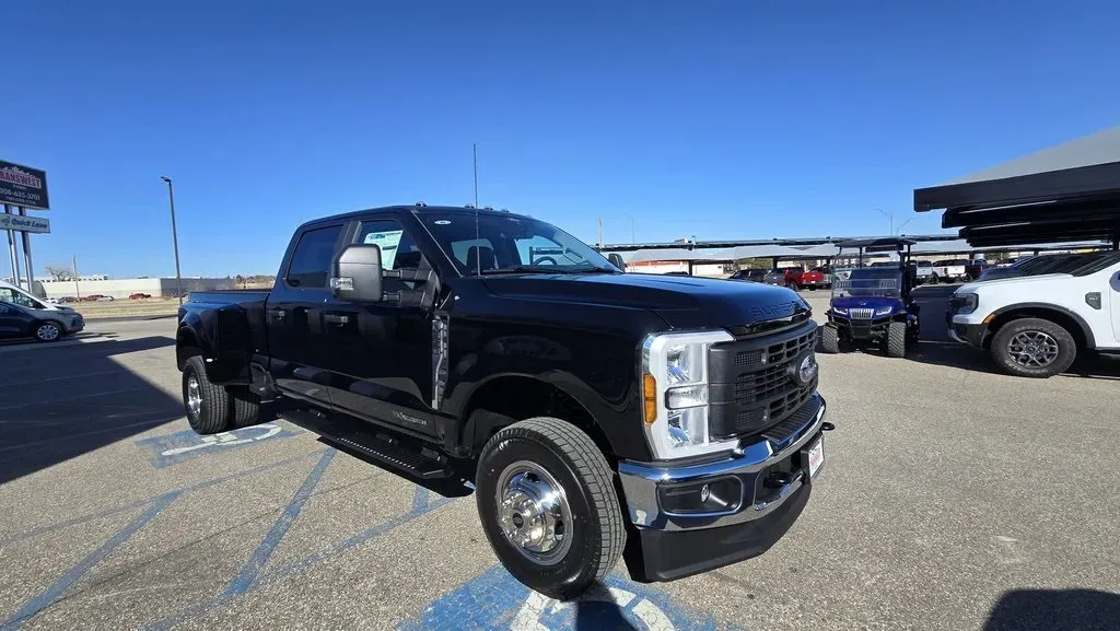 2025 Ford F-350SD | Photo 3 of 38