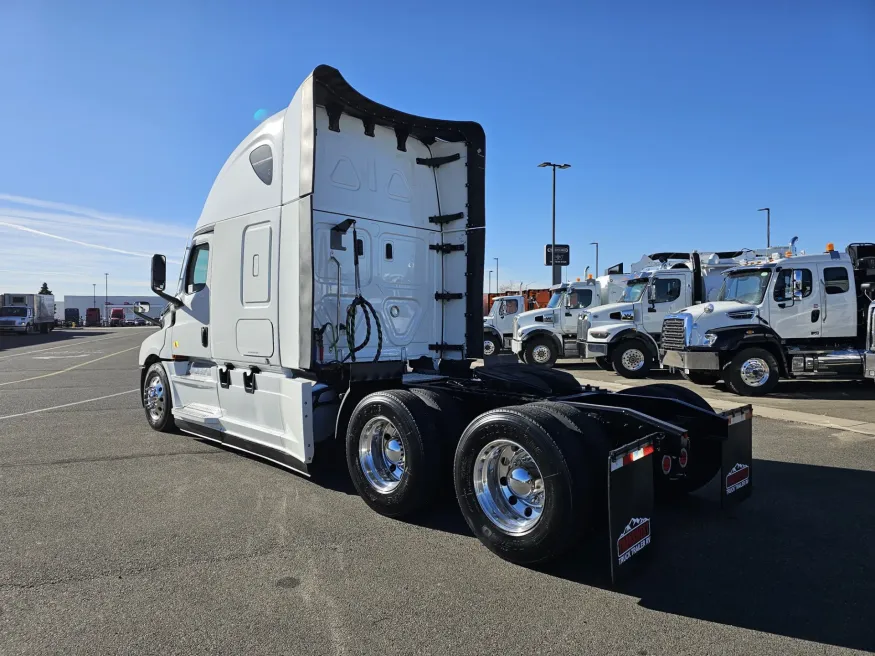 2024 Freightliner Cascadia | Photo 6 of 23