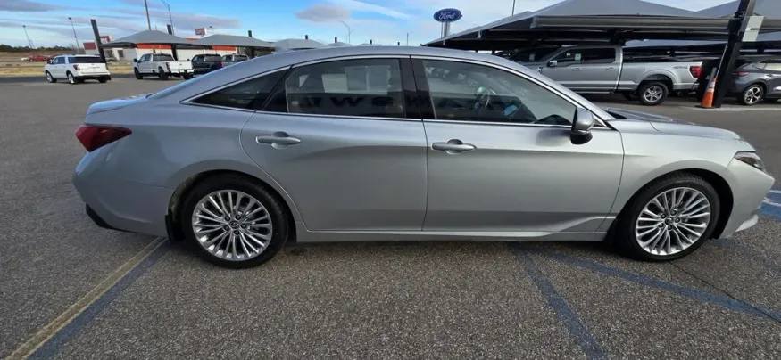 2019 Toyota Avalon | Photo 4 of 29