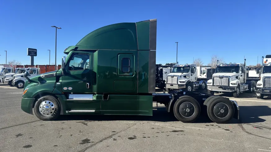 2025 Freightliner Cascadia 126 | Photo 8 of 19