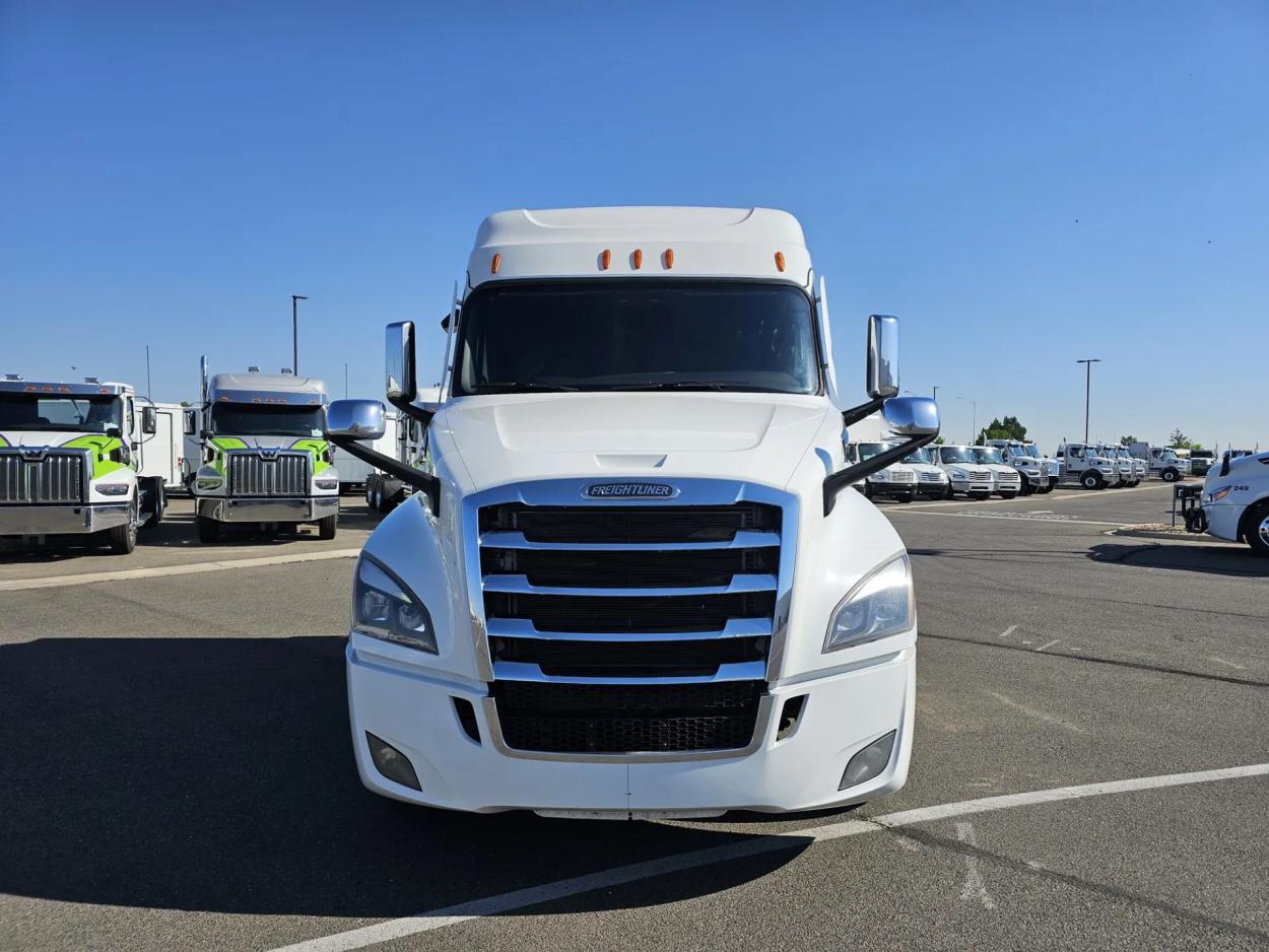 2021 Freightliner Cascadia 126 | Photo 2 of 22