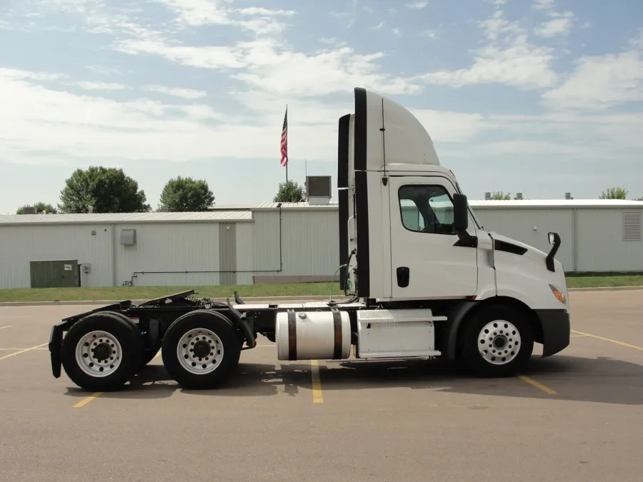 2019 Freightliner Cascadia | Photo 6 of 11