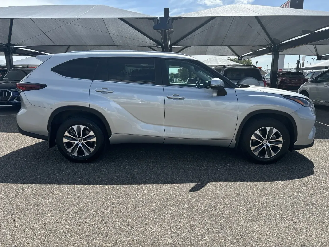 2024 Toyota Highlander XLE | Photo 5 of 25