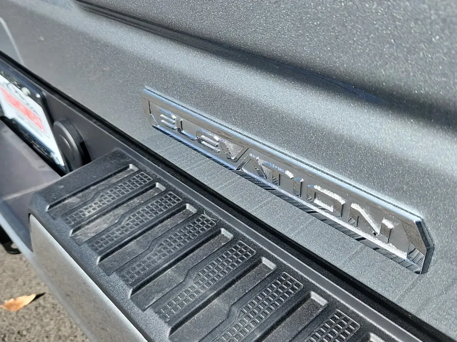 2025 GMC Sierra 1500 Elevation | Photo 14 of 25