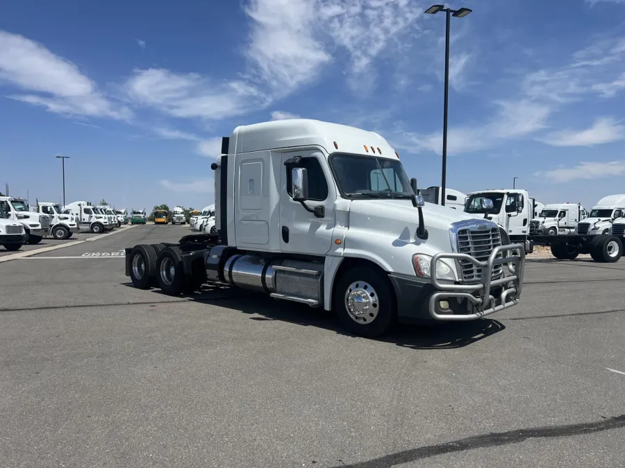 2015 Freightliner Cascadia | Photo 3 of 21