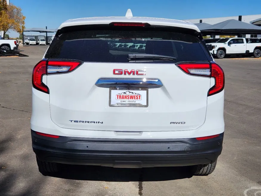 2024 GMC Terrain SLE | Photo 13 of 30