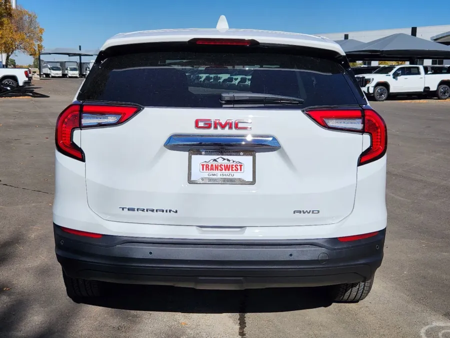 2024 GMC Terrain SLE | Photo 13 of 30