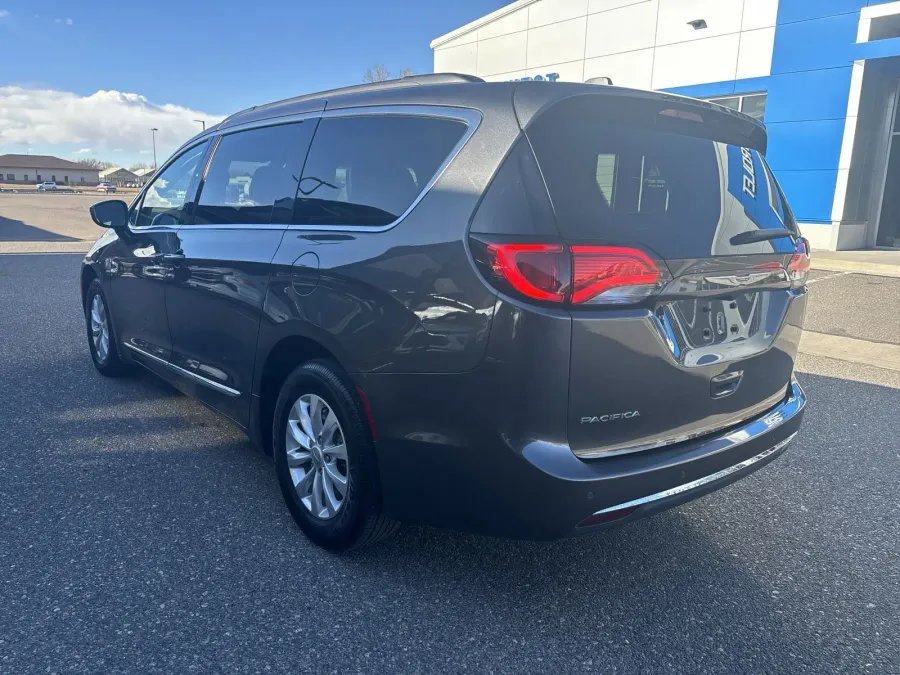 2017 Chrysler Pacifica Touring-L | Photo 2 of 21